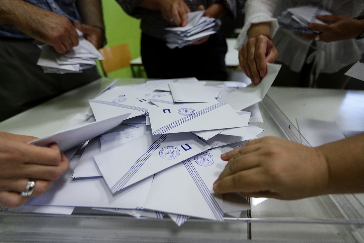 "Αντέχει" η κυβέρνηση στις δημοσκοπήσεις παρά τη χιονοστιβάδα του ΟΠΕΚΕΠΕ