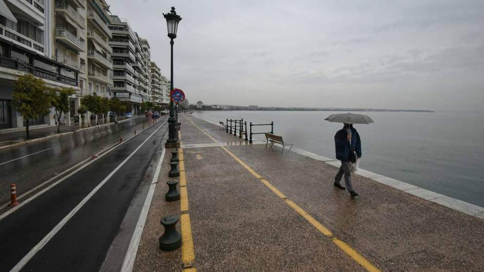 Κορωνοϊός: «Βυθίζεται» στο κόκκινο η Βόρεια Ελλάδα - «Καμπανάκι» για τα σχολεία