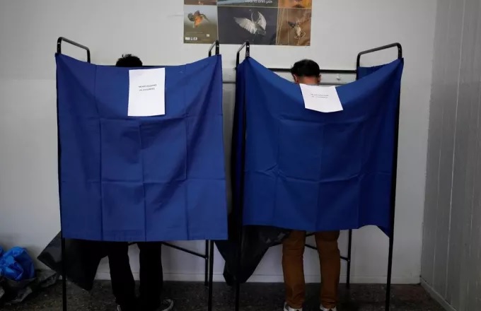 Δημοσκόπηση Real Polls: Σταθερά πάνω από το 30% η ΝΔ – “Ξεφουσκώνει” η Πλεύση Ελευθερίας