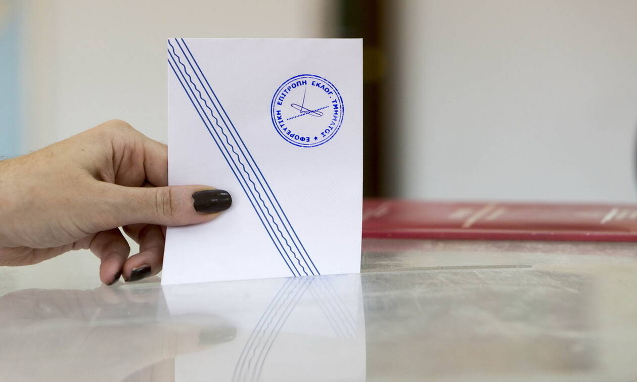 Δημοσκοπήσεις: Ανθεκτικότητα Μητσοτάκη απέναντι στη φθορά