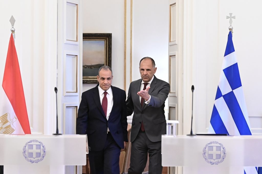 "Πονοκέφαλος" στο Μαξίμου - Γιατί η Αίγυπτος ακολουθεί το δρόμο της Λιβύης 