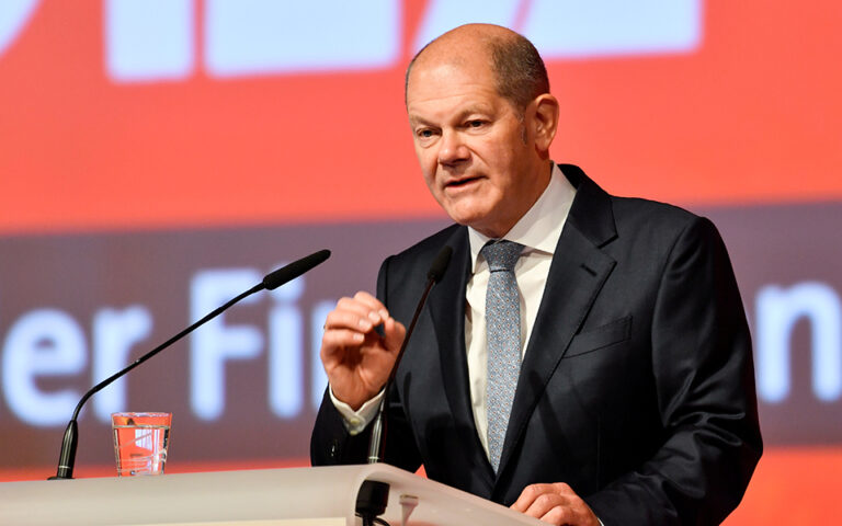 Bloomberg: «Τι συμβαίνει με τον Σολτς»