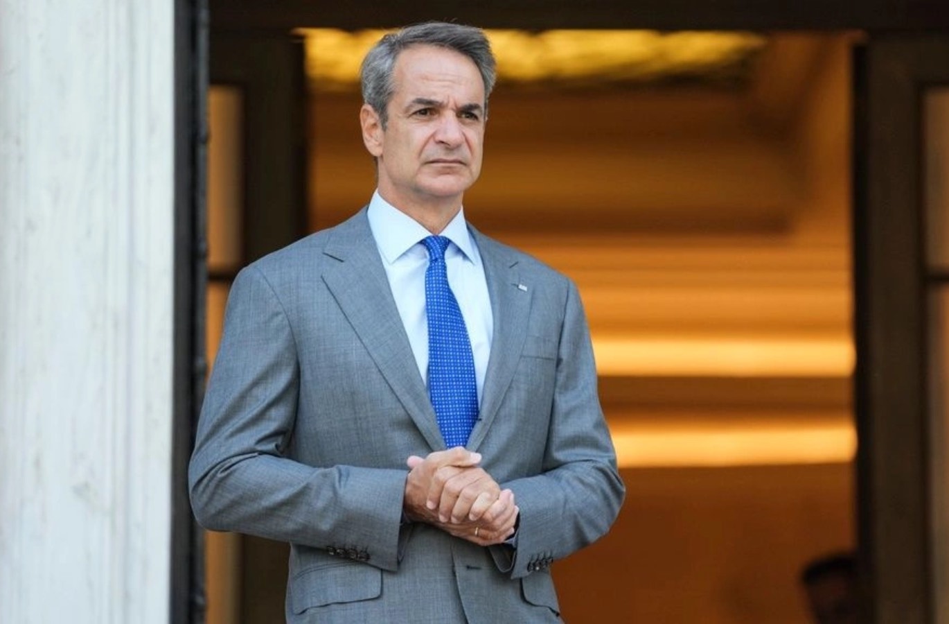 Γιατί τελικά δεν καταρρέει ο Μητσοτάκης; 