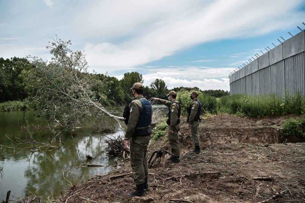 «Πέπλο» μυστηρίου με τους 38 πρόσφυγες: Στον Έβρο ο Μηταράκης