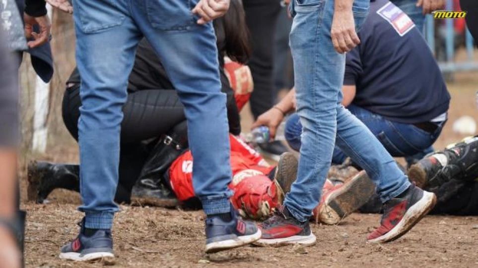 Σοκαριστικό ατύχημα σε αγώνα μότο κρος: Μάχη για τη ζωή τους δίνουν οι δύο τραυματίες