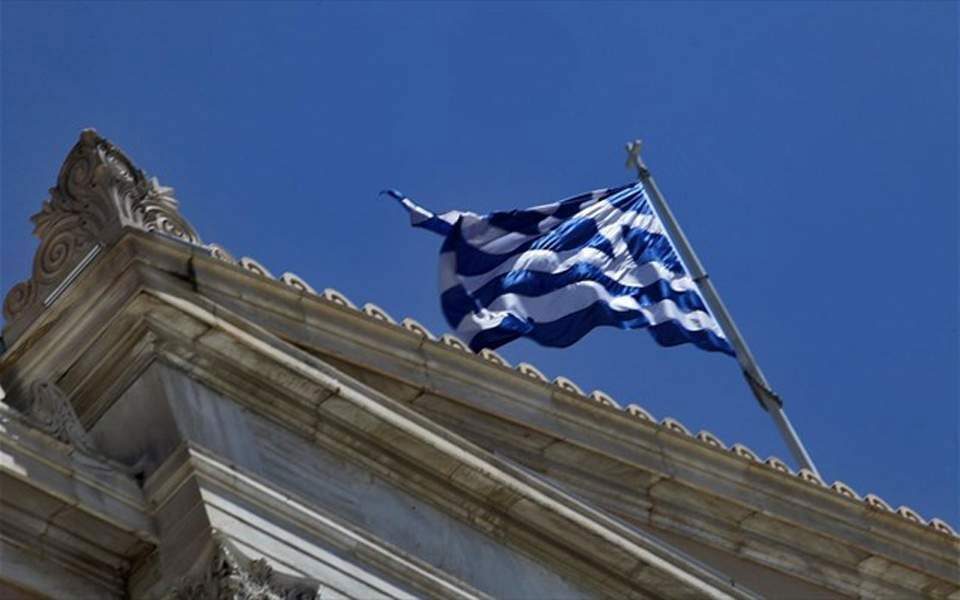 ΟΟΣΑ για Ελλάδα: Ανάπτυξη 2% το 2025 και πρόταση κατάργησης μειωμένου ΦΠΑ
