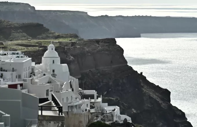 Aπάτη: Προσπαθούν να αρπάξουν λεφτά από κατοίκους της Σαντορίνης- Πώς δρουν οι επιτήδειοι