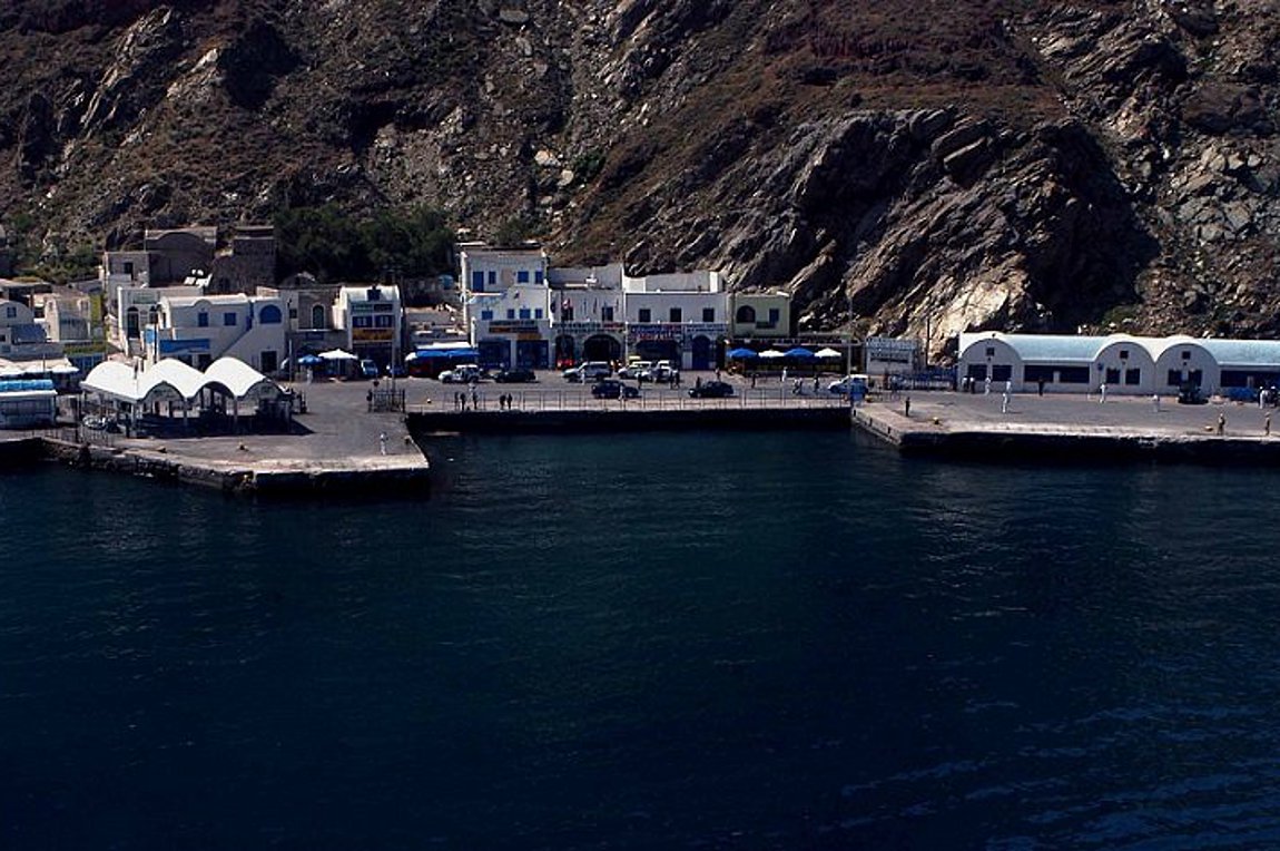 Η κακοκαιρία χτύπησε τη Σαντορίνη: Κατολισθήσεις στο λιμάνι και διακοπές ρεύματος