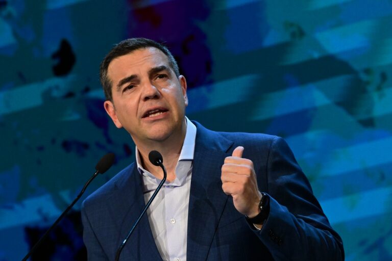 Μπρα ντε φερ πάνω από τις σελίδες της "Ιθάκης" 
