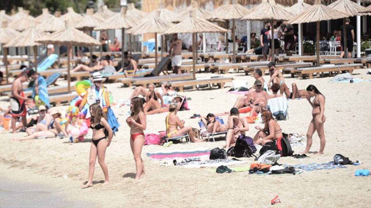 Καιρός: «Βουλιάζουν» οι παραλίες σε όλη τη χώρα - Μέχρι ποια θερμοκρασία θα φτάσει ο υδράργυρος