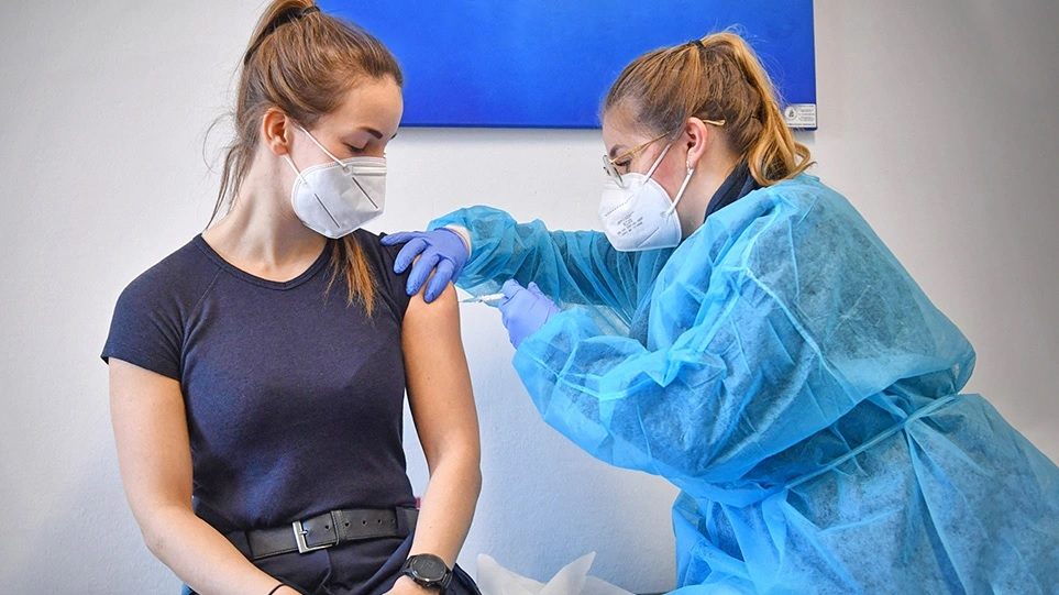 Pfizer & Moderna: ''Η προστασία των εμβολίων εξασθενεί με τον χρόνο''