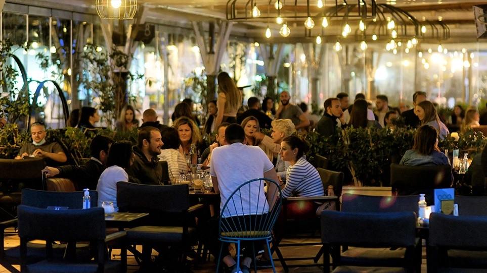 Κανονικότητα από Δευτέρα στην εστίαση - Επιστρέφει η μουσική και απελευθερώνεται το ωράριο